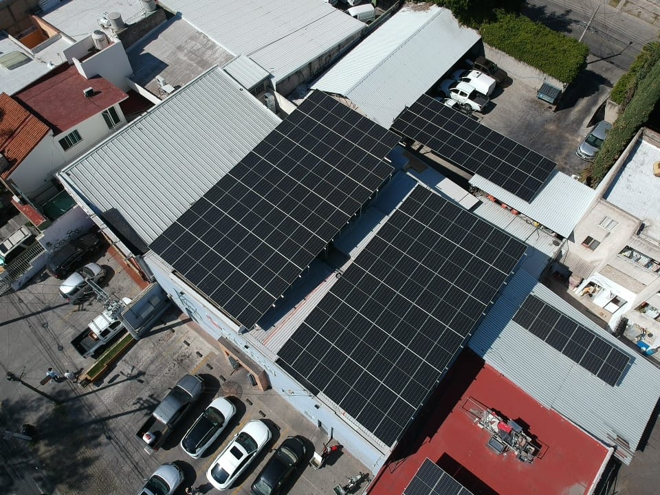 Campus institucional con paneles solares