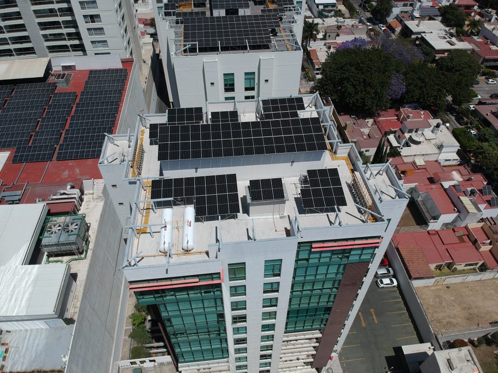Paneles solares en complejo industrial