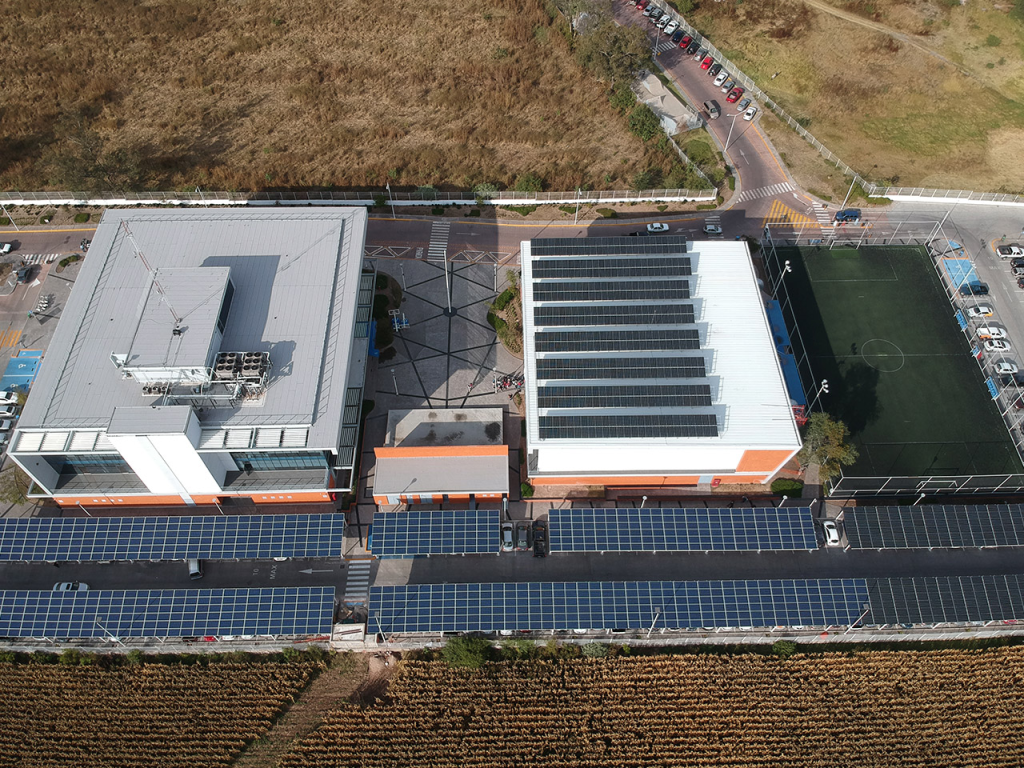 Paneles solares en estacionamiento industrial