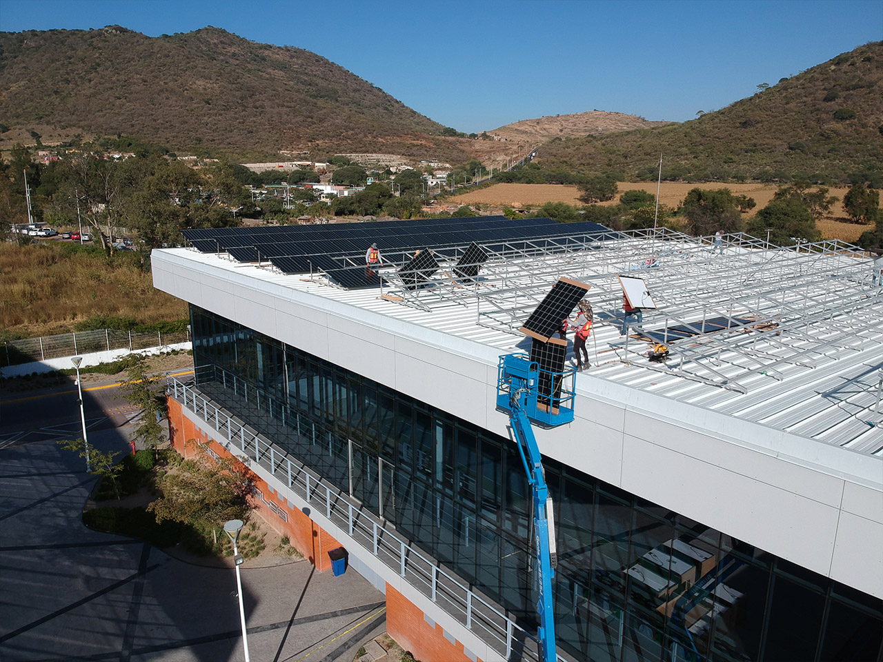 Instalación de paneles solares en techo industrial