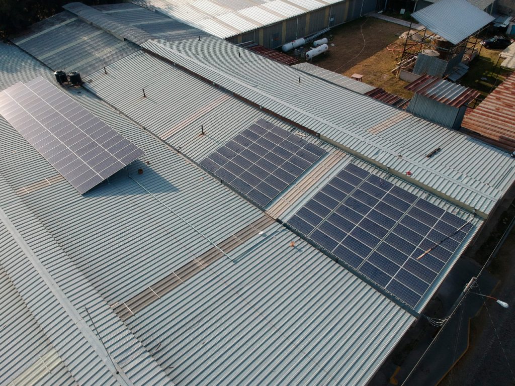 Sistema fotovoltaico en techo industrial visto desde dron