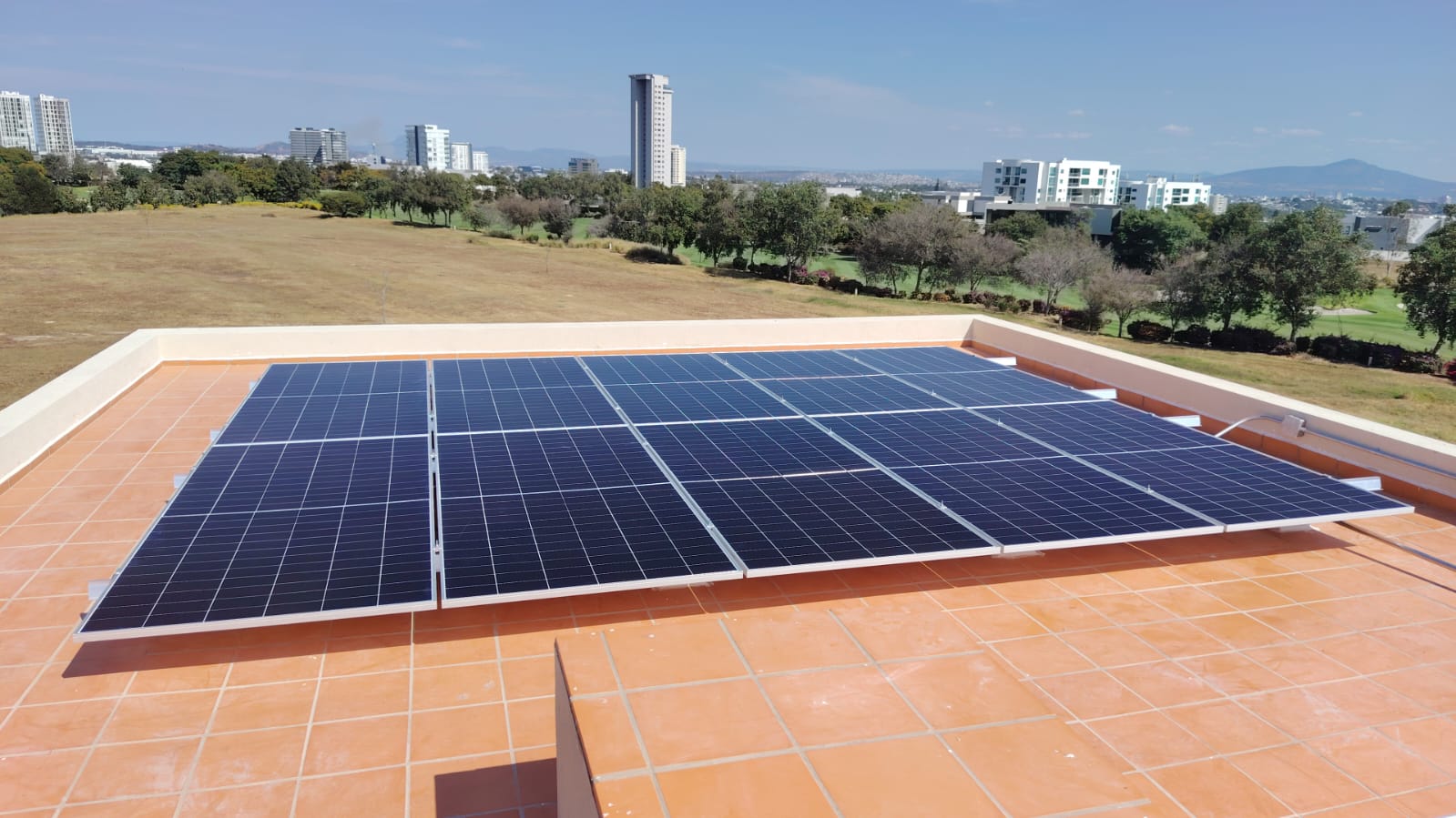 Paneles solares instalados en residencia de lujo en Zapopan, Jalisco, en zona residencial exclusiva.