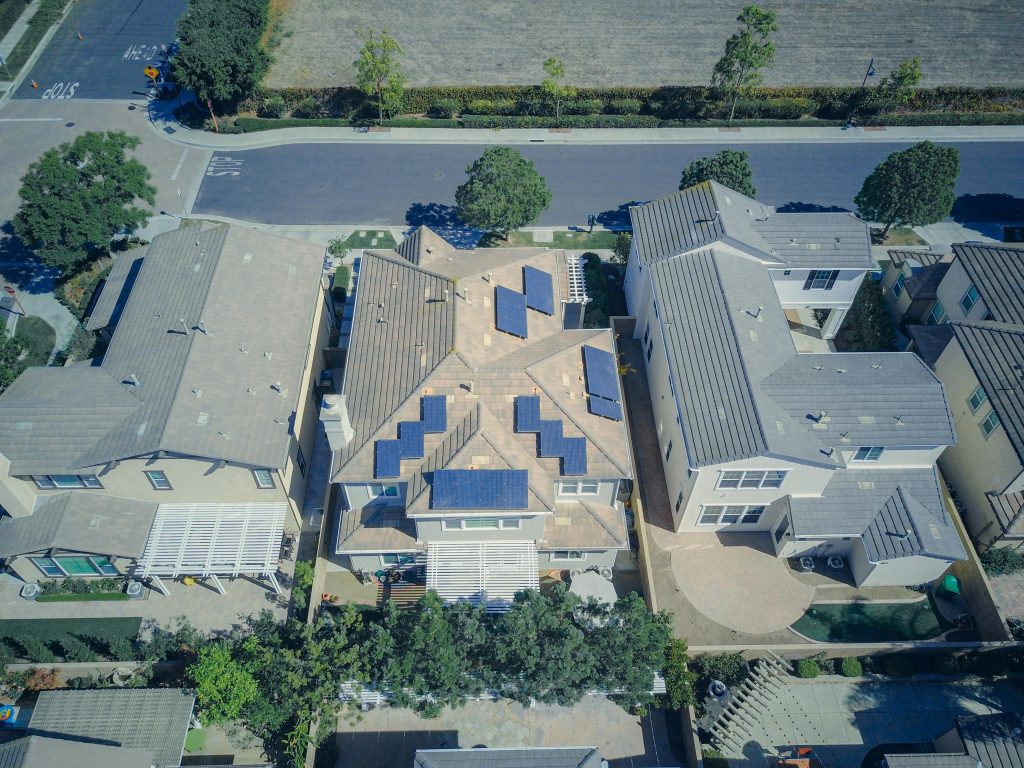Casa sustentable con diseño bioclimático, iluminación natural y eficiencia energética.