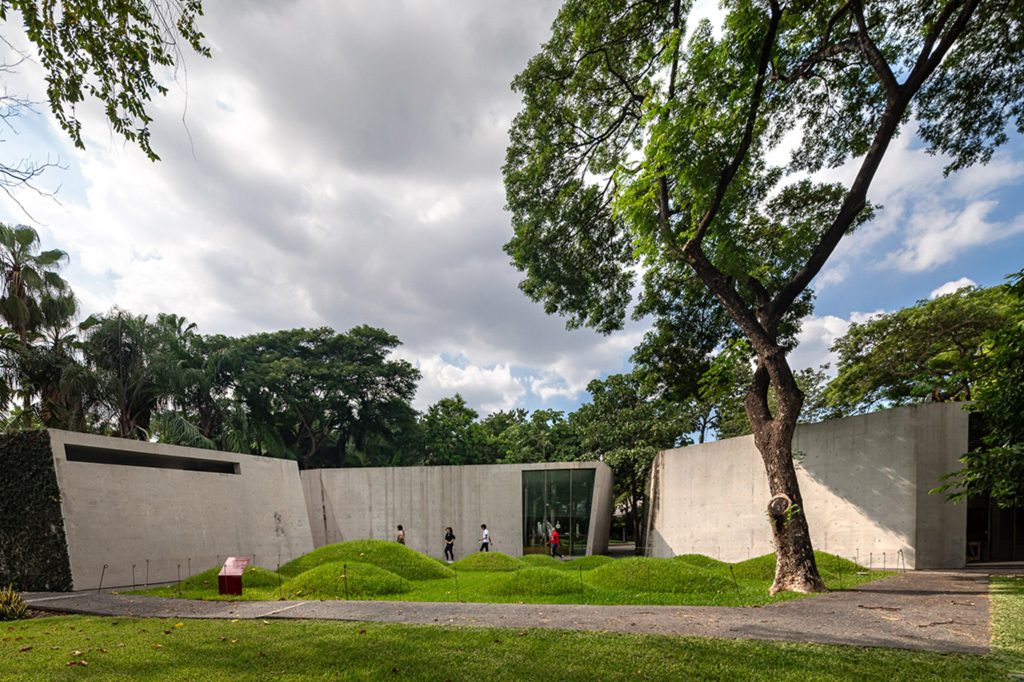 Arquitectura del Jardín Botánico de Culiacán diseñada por Tatiana Bilbao Estudio, integrada al paisaje natural y al entorno urbano.