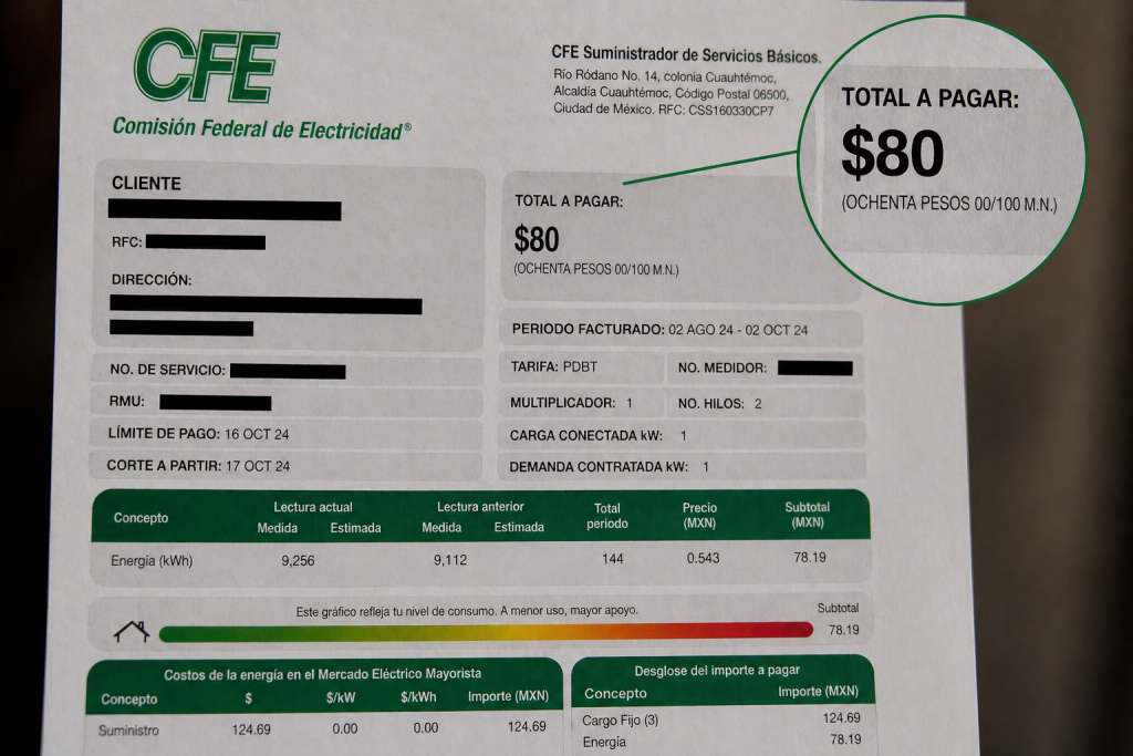 Recibo de luz CFE con total de 80 pesos resaltado y datos ocultos mostrando ahorro con energía solar