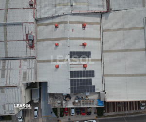 Paneles solares instalados en techo de un negocio reduciendo consumo de electricidad y costo de CFE